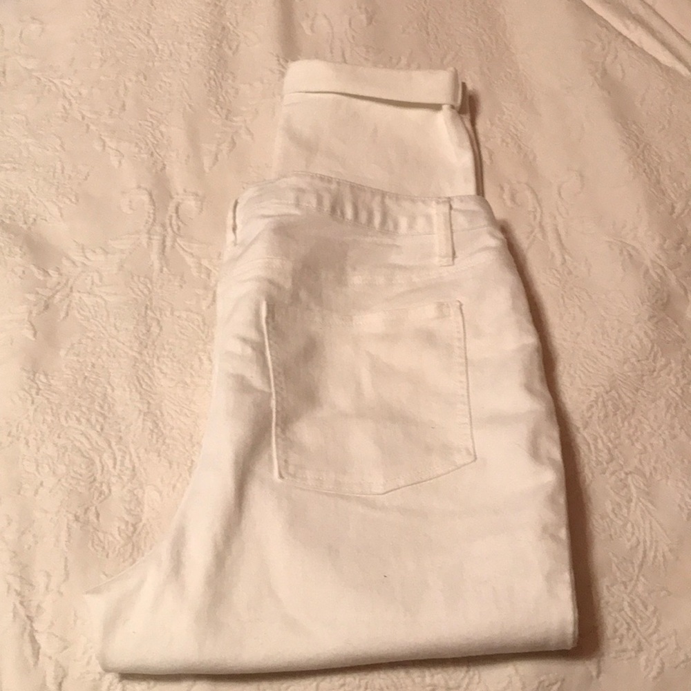 White cropped jeans